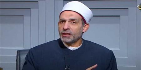 "الإفتاء": لا ينبغي للزوج منع زوجته من خدمة والديها المريضين