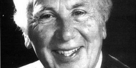 28 عاما على رحيل نزار قباني.. لمحات من حياة شاعر الحب والمرأة