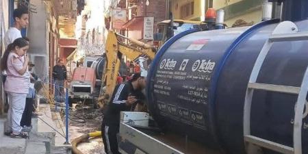 بعد انقطاع ساعات لانفجار ماسورة.. عودة مياه الشرب لقرية الشعراء بدمياط