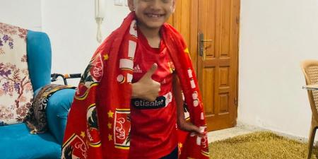 طفل فلسطينى فى غزة يحتفل بفوز الأهلى على الزمالك بثلاثية نظيفة