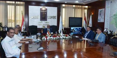 محافظ الأقصر يتابع ملفات التقنين والتصالح والمتغيرات المكانية مع رؤساء المدن