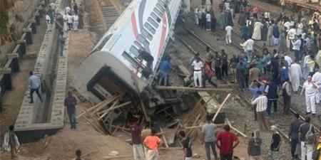 خروج عربة قطار عن القضبان بمحطة أسوان.. صور