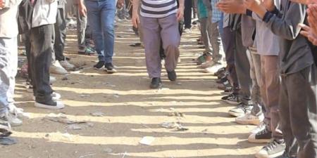 ممر شرفي بطول كيلومتر كامل.. تكريم استثنائي لكبير معلمي “مدرسة عمر حموده جاد” في أطواب ببني سويف