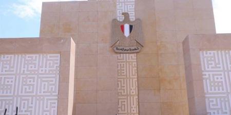 محافظ دمياط يضع إكليل من الزهور على النصب التذكاري احتفالا بالعيد القومى للإقليم