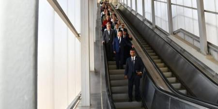 وزير النقل يستقل قطار المونوريل متوجهًا لمقر الوزارة بالعاصمة الجديدة