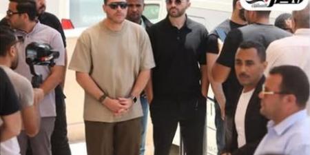انهيار وصدمة.. الحزن يسيطر على زوجة هاني شاكر ونجله خلال مراسم الجنازة| صور