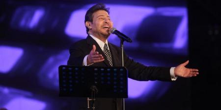مصطفى كامل يحسم الجدل: عزاء هاني شاكر مفتوح للجميع بدون QR Code