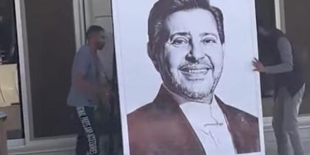 طائرة درون ولافتة بـ "نسيانك صعب أكيد".. اللقطات الأولى من عزاء هاني شاكر