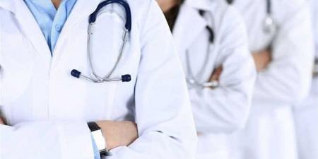 نقيب الأطباء يدعو لوقف قبول طلاب الطب بالكليات غير المرتبطة بمستشفى جامعي