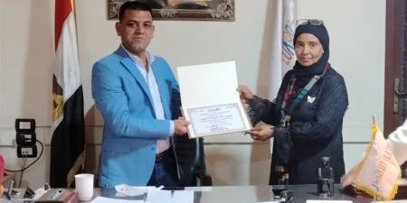 رئيس مدينة أرمنت يكرم المتميزين في العمل والخدمة التعليمية