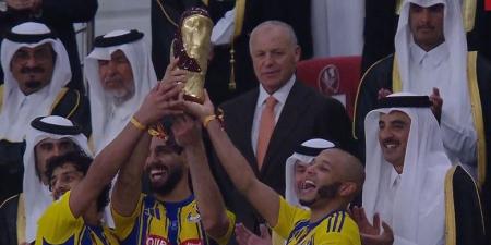 هاني أبوريدة يلبّي دعوة أمير قطر ويشهد تتويج الغرافة بالكأس
