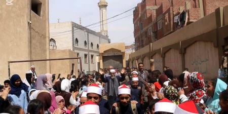 “لبيك اللهم لبيك”.. طلاب الأزهر يصنعون ممرًا شرفيًا مهيبًا لتكريم “أمين المعهد” ببني سويف لبلوغه سن المعاش