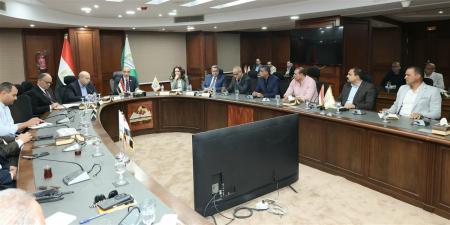 محافظ الجيزة يعقد لقاءً مع رؤساء الأحياء والمراكز والمدن الجدد