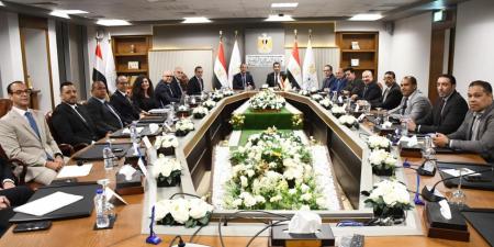 وزير الشباب والرياضة يعقد اجتماع موسع مع مسؤولي شركة استادات
