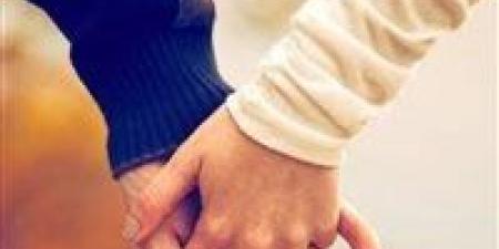 لو مهتمة بسعادتك الزوجية.. علامات تكشف أنه مازال يحبك ؟