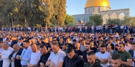 75 ألف شخص يؤدون صلاة الجمعة في المسجد الأقصى المبارك
