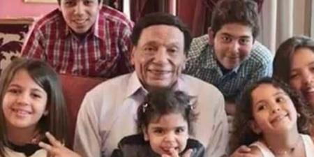 لقطات نادرة في عيد ميلاده.. عادل إمام بين العائلة بصورة خاصة