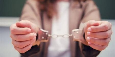 طمعًا في الحلق الذهب..أهالي الشرقية ينجحون في ضبط سيدة استدرجت طفلة لسرقتها (فيديو)
