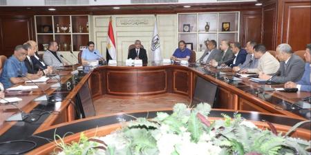 محافظ بني سويف يعقد اجتماعًا موسعًا لمناقشة خطط استعدادات الأجهزة والقطاعات لعيد الأضحى