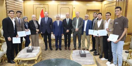 محافظ بني سويف يشهد تكريم طلاب كلية الحاسبات والذكاء الاصطناعي لتميزهم في برامج سيسكو الاحترافية