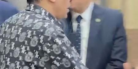 مصطفى كامل يساند هاني عبد الكريم في عزاء والده بمسجد الحامدية الشاذلية