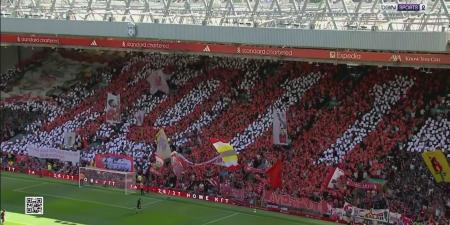محمد صلاح يصطحب مكة وكيان للوداع.. والجماهير تكرمه بتيفو مميز (صور)