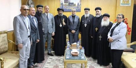 لتقديم التهنئة بالأضحى المبارك.. محافظ الوادى الجديد تستقبل الأسقف راعى كنيسة السيدة العذراء بالخارجة