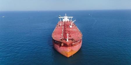 انفجار قرب ناقلة نفط قبالة سواحل عُمان يثير المخاوف بشأن أمن الملاحة