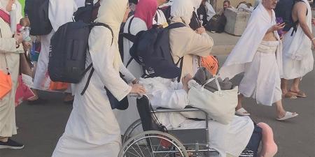 حجاج السياحة يستعدون للنفرة من عرفات إلى مزدلفة بنهاية يوم عرفة