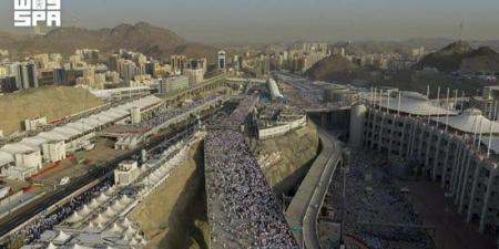 حجاج بيت الله الحرام يرمون جمرة العقبة يوم النحر.. صور