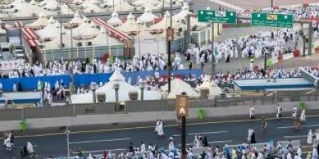 حجاج بيت الله الحرام يرمون جمرة العقبة يوم النحر