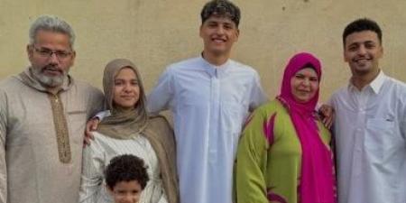محمد عبد الله لاعب الأهلى بالجلابية مع أسرته احتفالا بعيد الأضحى