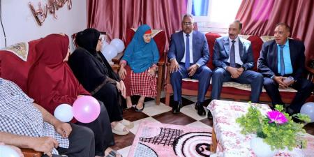 محافظ سوهاج يزور دار رعاية المسنين ويهنئهم بعيد الأضحى المبارك