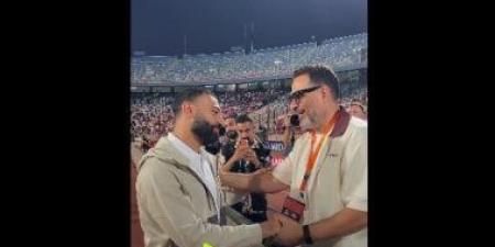 عناق بين ماجد المصرى ومحمد صلاح قبل مباراة مصر وروسيا.. فيديو