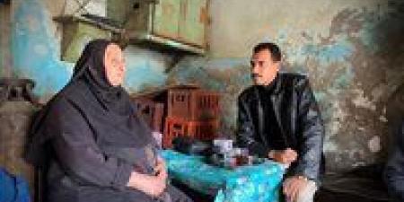 بعد مرض زوجها .. الحاجة فاطمة ترتدي ثوب الكفاح وتعمل في قهوة شعبية لإعالة أسرتها بكفر الشيخ