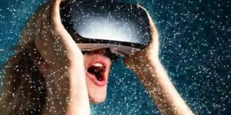 ما الفرق بين VR وAR؟ وكيف يغيّر الواقع الافتراضى والمعزز طريقة تفاعلنا؟