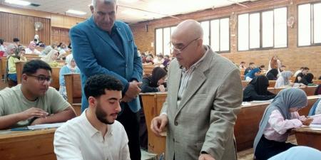 نائب رئيس جامعة دمنهور يتفقد امتحانات الطب البيطري والعلوم والتمريض