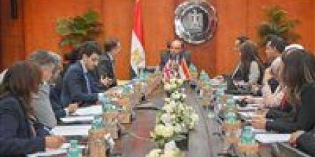 وزير الاستثمار يلتقي السفير البريطاني لتعزيز الشراكة الاقتصادية وتعميق التعاون الاستثماري والتجاري