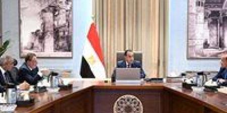 رئيس الوزراء يجتمع مع محافظ البنك المركزي ووزير المالية لاستعراض عددٍ من الملفات