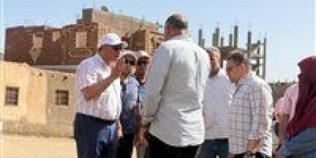 محافظ قنا يُحيل رئيسي قريتي الكلالسة وخزام للتحقيق لتقاعسهما في إزالة الإشغالات