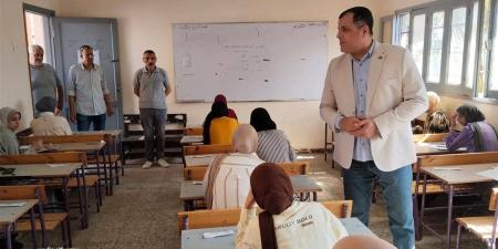 وكيل تعليم دمياط يتفقد امتحانات الشهادة الإعدادية لضمان الانضباط وسيرها بسلاسة
