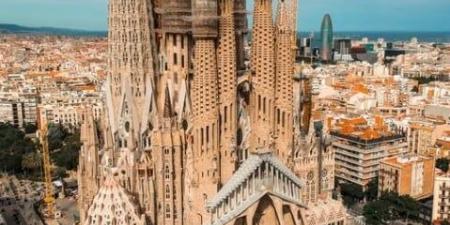 بعد 144 عاماً من البناء.. البابا ليو الرابع عشر يفتتح أبراج كنيسة ساغرادا فاميليا