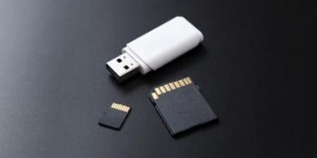 فلاشة USB أم كارت ميمورى SD.. أيهما أفضل لتخزين الصور؟