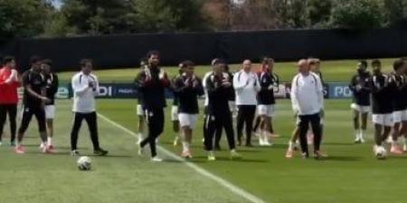 العميد وصلاح ولاعبي المنتخب يحيون الجماهير المصرية بملعب التدريب في أمريكا.. فيديو