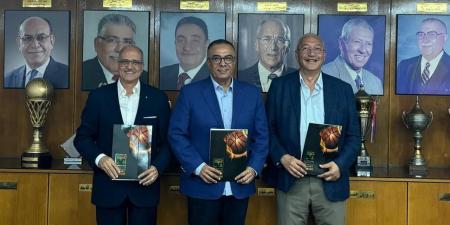 عمرو مصيلحي وأحمد حسن يوقعان عقود استضافة "سبورتنج" للبطولة العربية للأندية لسيدات السلة