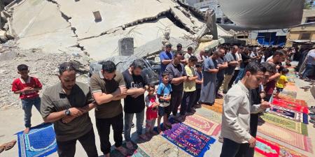 الفلسطينيون يؤدون صلاة الجمعة على أطلال المنازل المدمرة بغزة