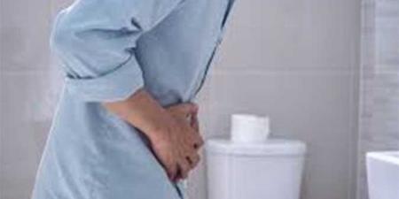عادة شائعة قد تضر بصحة المثانة.. دراسة تحذر من حبس البول أثناء العمل