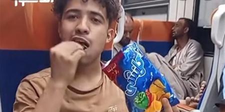 إحنا كمان بناكل منه.. بائع متجول يوجّه رسالة لمنتقدي بيع الطعام بالقطار (فيديو)