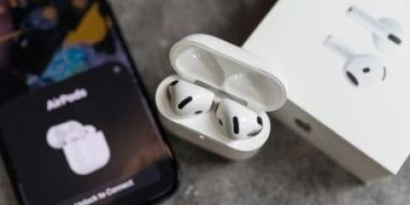 آبل تفرض سيطرتها على سوق السماعات اللاسلكية عالميًا بفضل AirPods وBeats