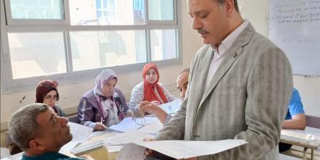 مدير تعليم الإسكندرية يتابع تصحيح امتحانات الإعدادية.. ويؤكد: حصول كل طالب على حقه
